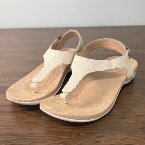 Vionic Cream Thong Sandals Sz 9.5 - Picture 1 of 9